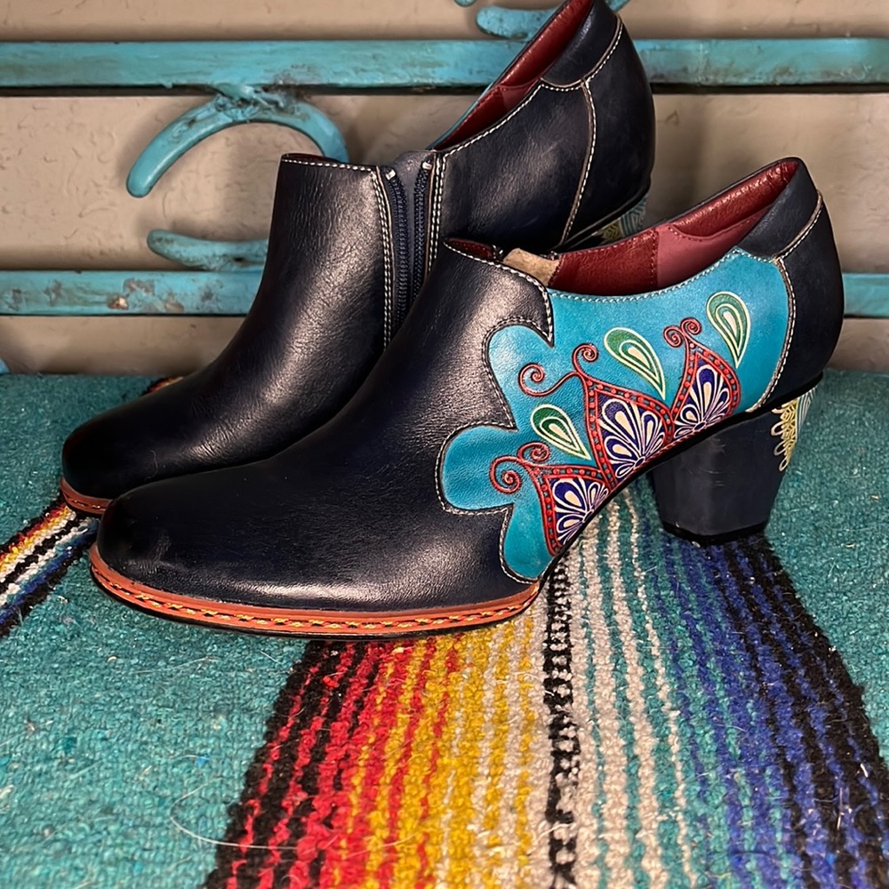 New L”ARTISTE  Spring Step leather booties size 10 1/2 black with side zipper